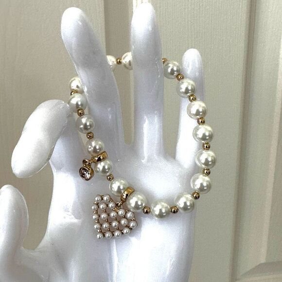 Faux pearl heart charm stretchy bracelet - Picture 8 of 10